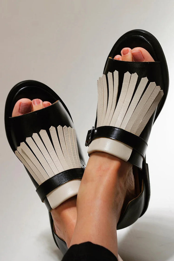Sandales slip-on à bout rond ouvert contrasté avec franges