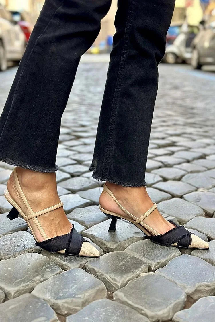 Sandales à talons slingback color block beige à bout pointu avec bords vifs