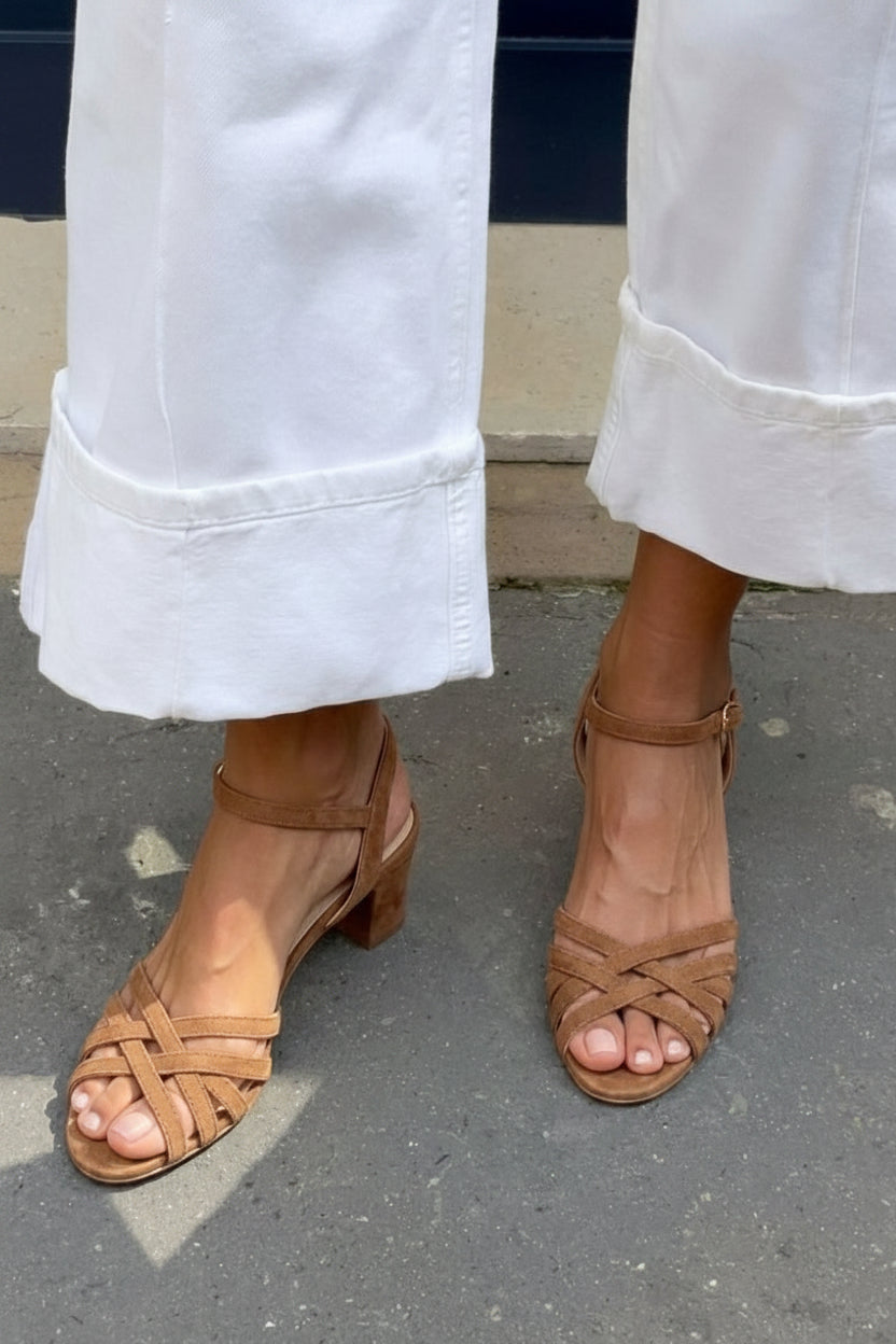 Sandales en daim camel avec boucle à la cheville et brides croisées