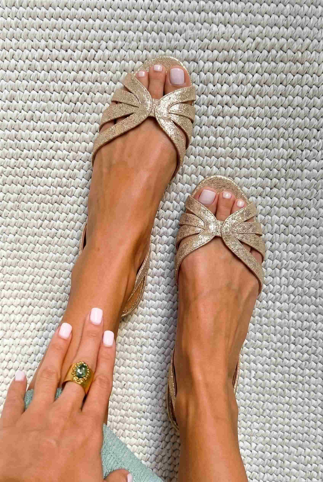 Sandales slingback métalliques basses Or à bout ouvert avec des brides