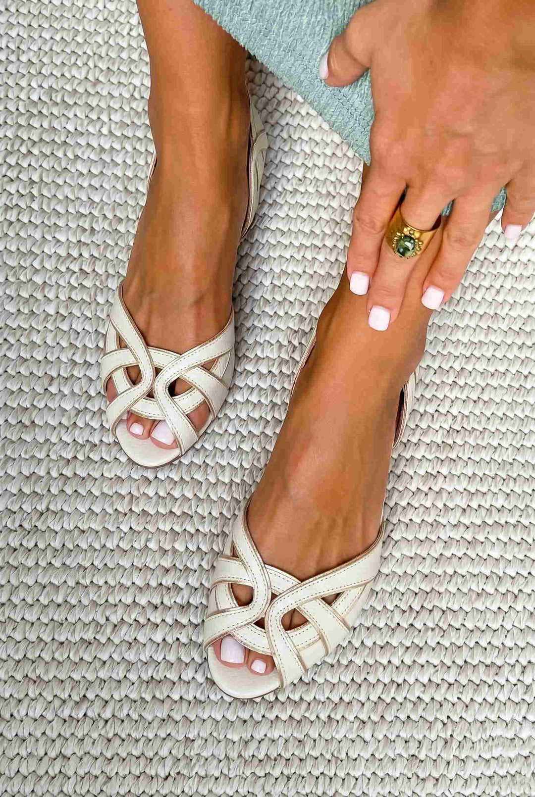 Sandales slingback à découpe peep toe basses Blanches avec des brides