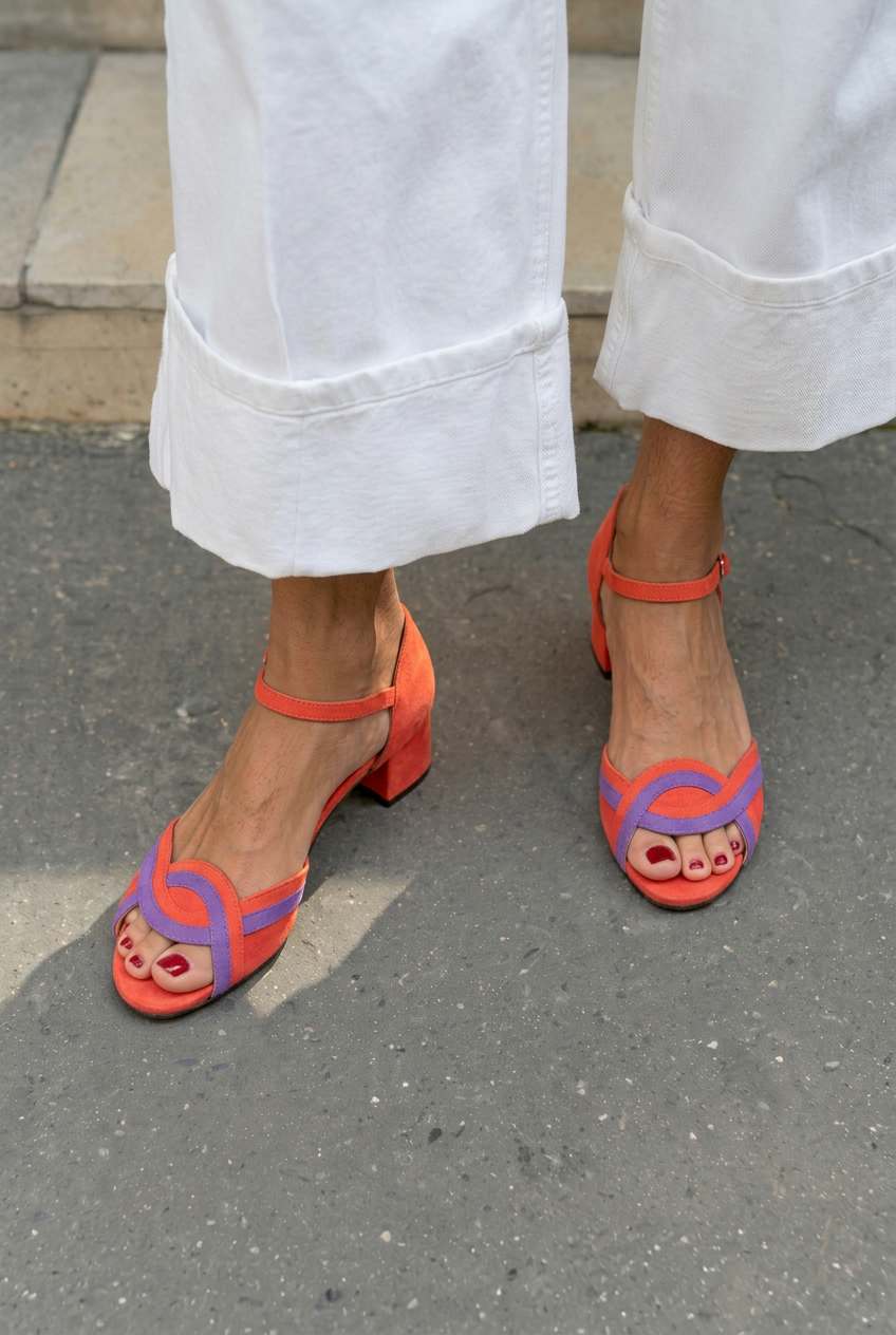 Sandales peep toe en daim avec bride à la cheville et talon bloc