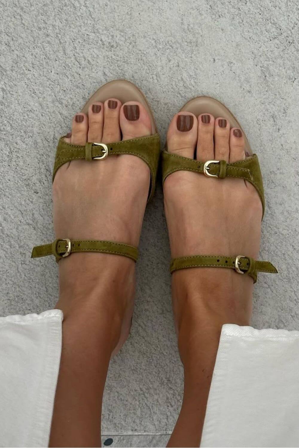 Sandales en daim avec double boucle et bout ouvert