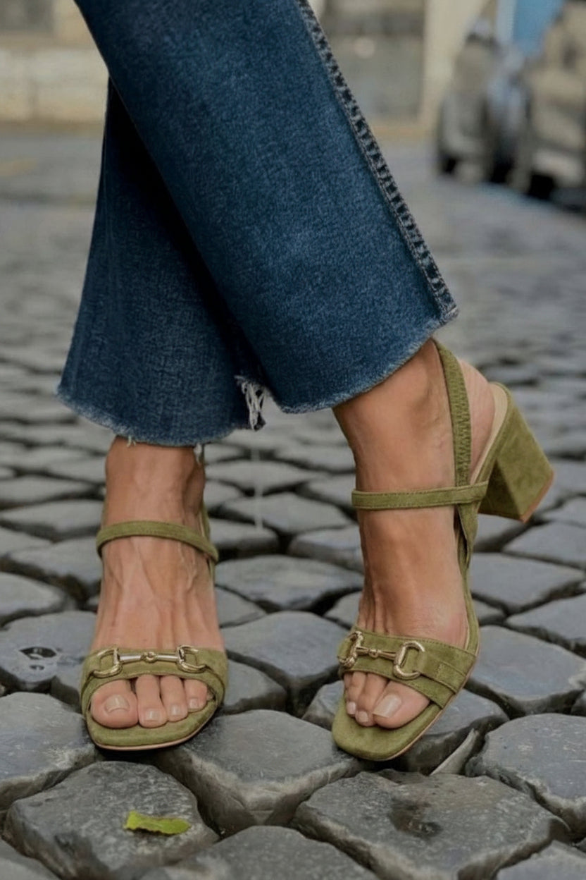 Sandales slingback en daim Vert Olive avec talon bloc
