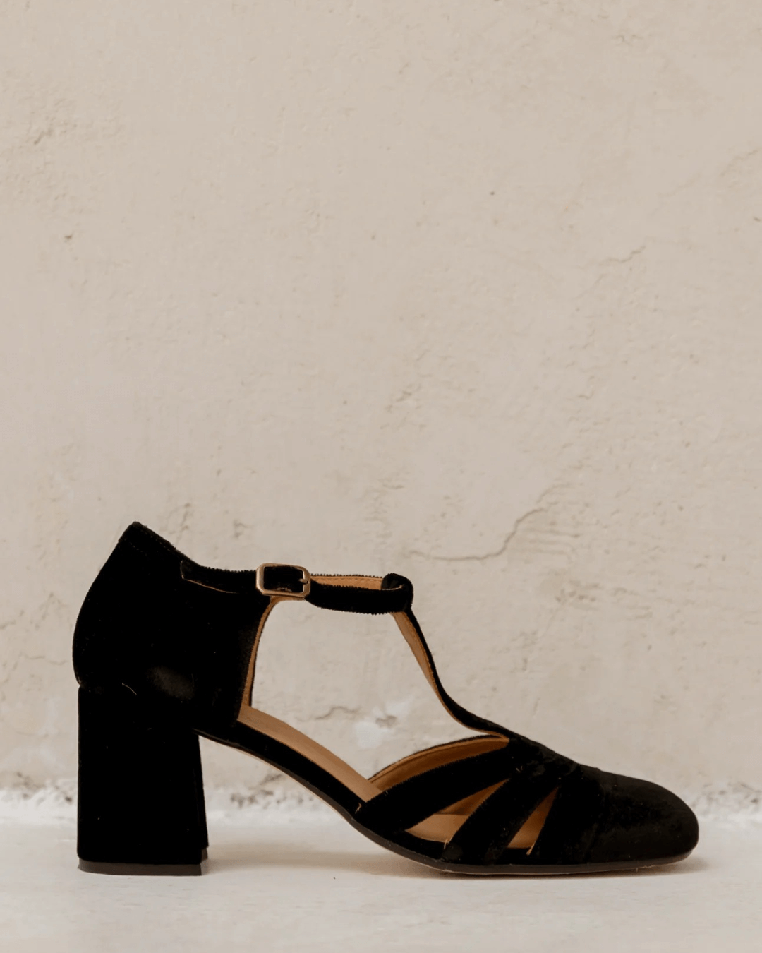 Talons larges cut-out en velours avec boucle et bride en T
