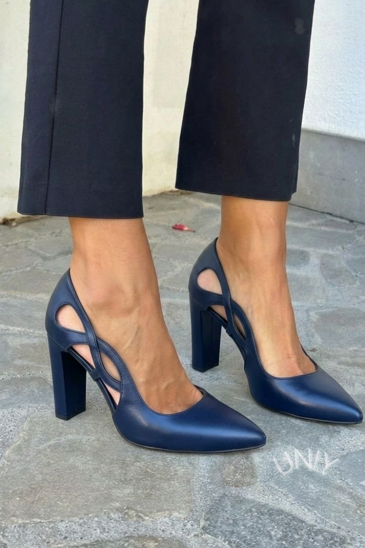 Décolleté à découpe en pointe en simili cuir avec talon bloc