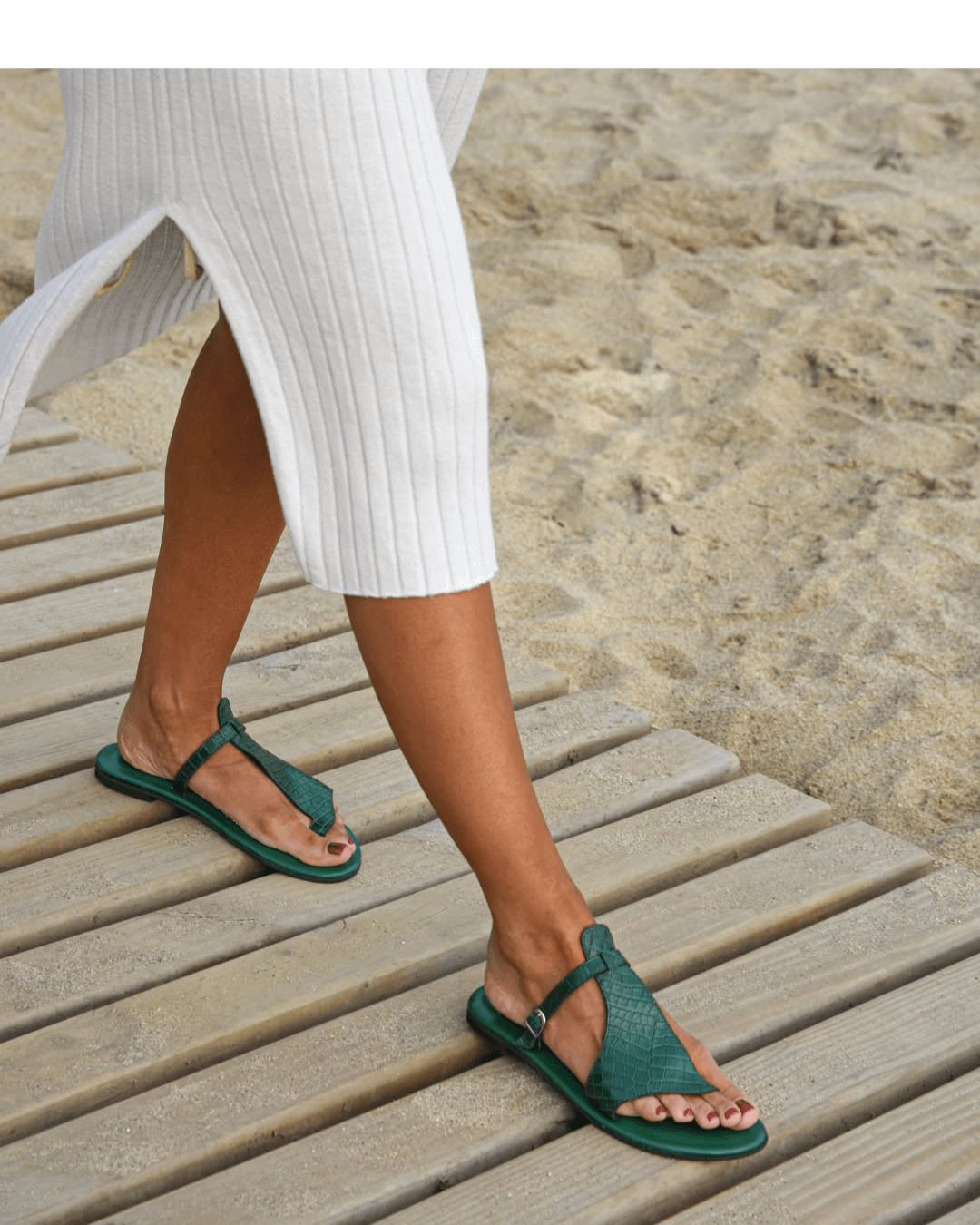 Sandales tongs effet crocodile avec bride et boucle sur le cou de pied