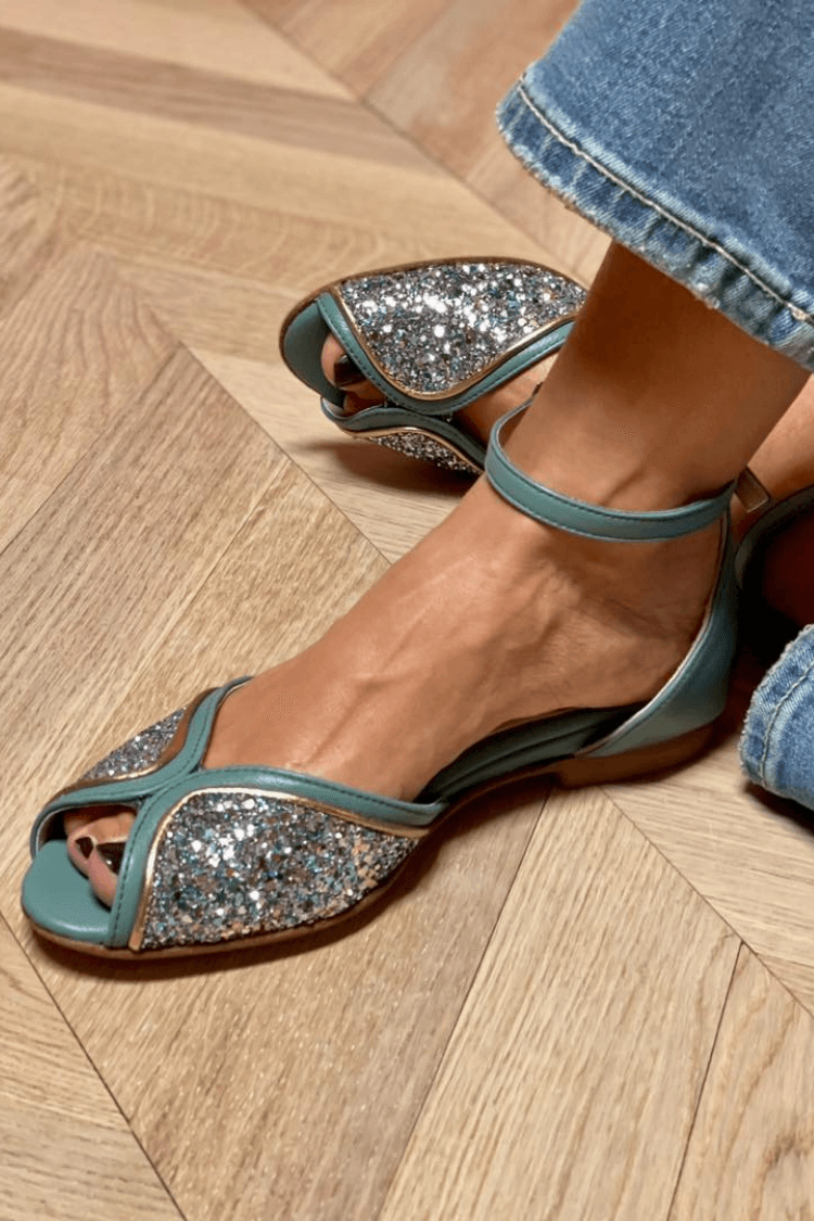 Sandales peep toe paillettes patchwork avec bride de cheville et boucle
