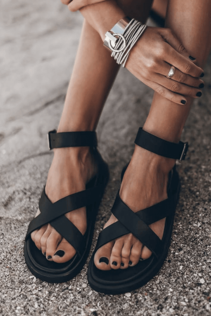 Sandales opaques à bout ouvert en simili cuir avec bride de cheville et brides croisées