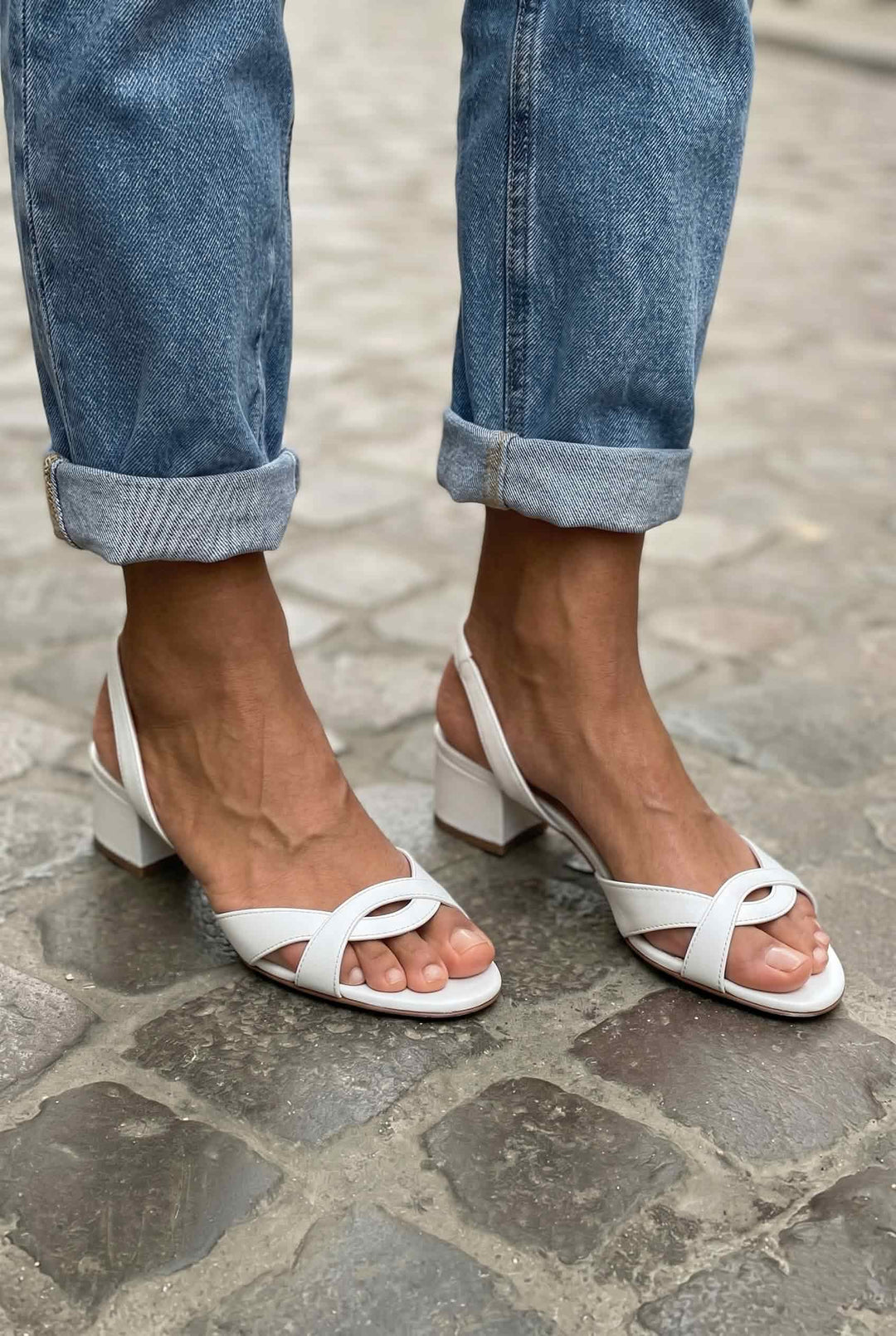 Sandales à bout ouvert avec des brides croisées et un petit talon bloc