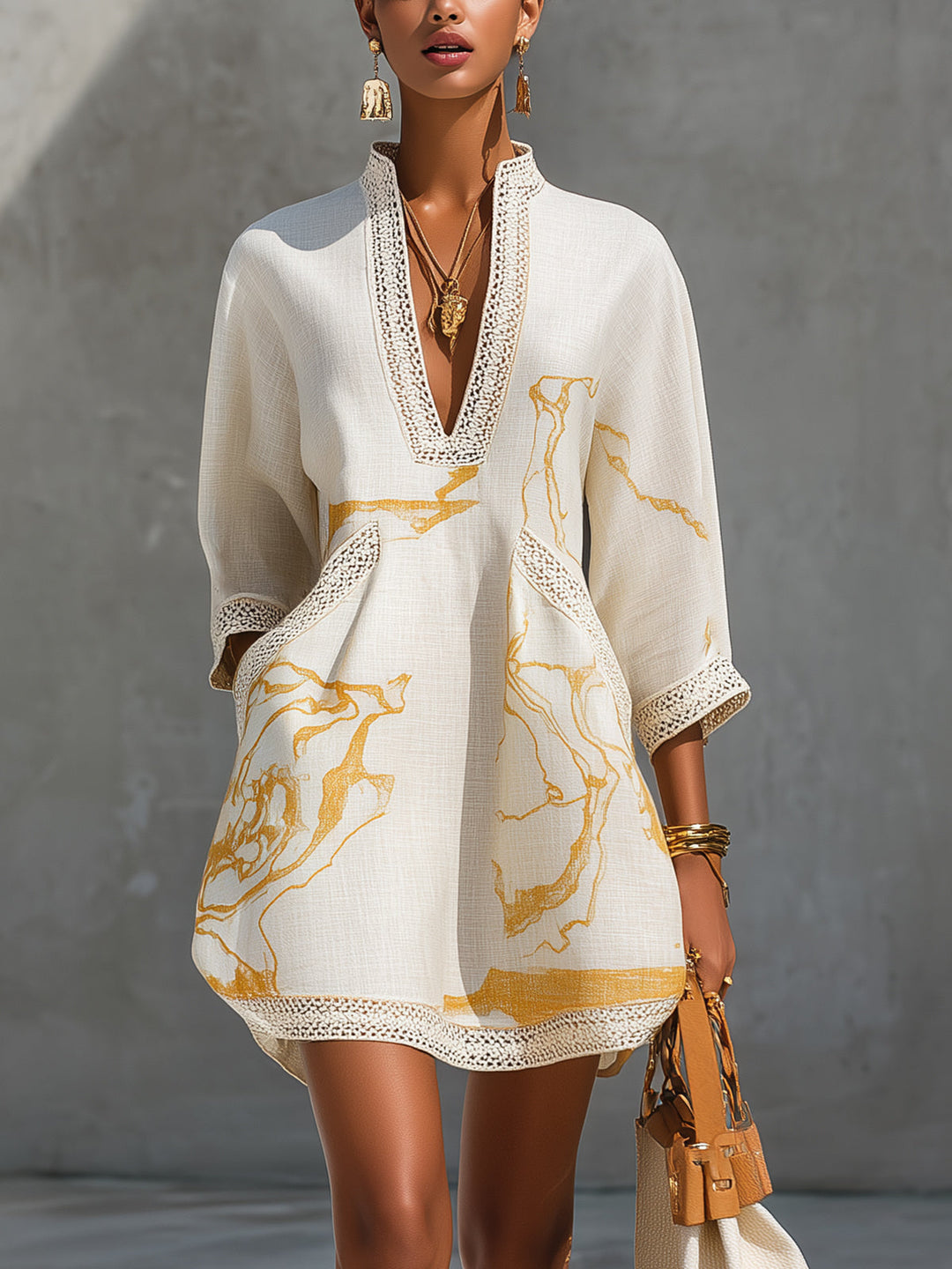Aliénor | Robe Mini en Dentelle au Crochet Ivoire avec Motifs Dorés et Décolleté en V